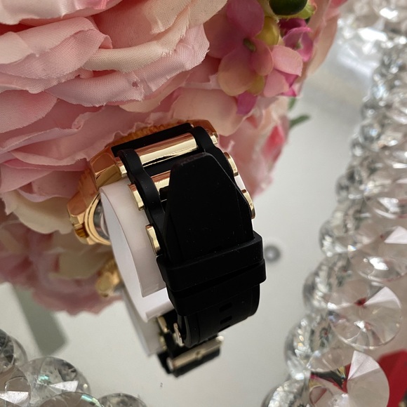 Icy flashy Silicon black gold watch - Picture 3 of 4